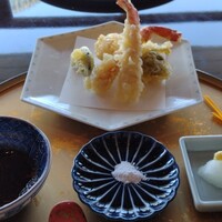 京都 つる家 - 唯一、写真のとれた天婦羅。車海老、ズワイ蟹、こごみ、蕗の薹、新小玉葱