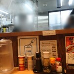 Sakuragiya - オープン厨房では数名のスタッフがせっせと作る風景が見えてる