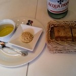 ブラッスリー ポール・ボキューズ 銀座 - パン、リエットとオリーブオイル