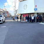 Misuta Gyoza - 右が店内飲食の行列で左がテイクアウト