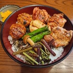Kamameshi To Kushi Yaki Asadori - 地鶏の焼鳥丼