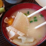 Tonkatsu Yoshie - 定食に付く具沢山の味噌汁(R2.3.6撮影)