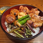 Kamameshi To Kushi Yaki Asadori - 地鶏の焼鳥丼