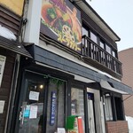 Chaos Heaven - 店舗外観。サッポロクラシックの看板の間のガラス戸を開けて階段を登ります。