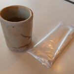Tonkatsu Yoshie - 提供されるお茶とおしぼり(R2.3.6撮影)