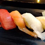 すしざんまい - 大トロ、中トロ、サーモン、エンガワ、ヒラメ昆布締め