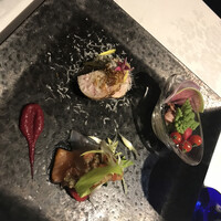 アマルフィイ マリナブルー - 前菜３種盛り合わせ　※ 赤いソースはビーツ