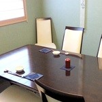 鮨　恵三 - 6人用のテーブル個室を二人で占拠（笑）