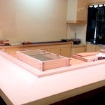 鮨　恵三 - カウンター　写真撮影をお願いしたらご主人は奥へ逃げてしまいました（苦笑）