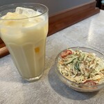 アーユルヴェーダ - セットドリンク(マンゴーラッシー)&サラダ！