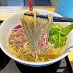 超純水採麺 天国屋 - 淡麗系のスープと言えば、細麺を合わせるのが普通ですが、この「牛骨清湯スープ」のコクと旨味に合う様に「中太縮れ麺」です