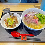 超純水採麺 天国屋 - 「牛清湯らーめん」（ローストビーフ、タスマニア産粒マスタード付き）¥1,500と、「牛筋飯」¥500