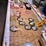 羽田市場食堂 - 並んでる刺身類。