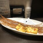桜薬院ViNRISE - ◆お通し(380円×2）・・パスタポッキー（パスタを素揚げした品）は、何気ないですけれど、塩加減が良く 止められない止まらない。笑 スパニッシュオムレツの味わいは普通。