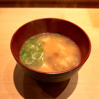 かっぽう庵 江上 - 味噌汁の具はなめ茸、豆腐、青葱とシンプルですが、優しい味わいで美味しい。