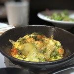 桜薬院ViNRISE - ◆焼きマッシュポテト(660円）・・マッシュポテトの上にたっぷりのチーズをかけて焼かれているので、 チーズのコクが加わり美味しい。バジルソースも合いますね。