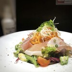 桜薬院ViNRISE - ◆QuicheQuicheサラダ（S：720円）・・お野菜は新鮮で生ハムなどが盛られ、ドレッシングもいいお味。
