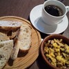 おへそカフェ アンド ベーカリー - 料理写真:気まぐれブレンド(ホットコーヒー)、パンの盛り合わせ、きのこのスクランブルエッグ、注文しました
