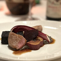 Benoit Alain Ducasse - 柔らかい身質で脂も美味しい”ボーノ・ポーク”。
                    奥の真っ黒いのは、バラ肉を豚の血でつないだブーダン・ノワール。スパイスが効いて美味しい♪