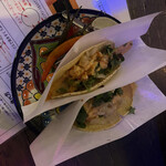 ダイニングバー ワンズダイニング - セルフトッピング＆ソース後タコス