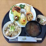 うーやん亭 - メイン料理の中華※木曜日限定、味噌汁、味ご飯、漬物