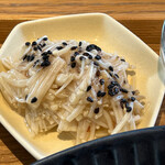 Akamon Terasu Nayuta - 副菜②「エノキと梅、黒ゴマ和え」塩加減が丁度良い