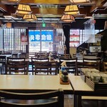 お食事処 山一 - 内装は正に昭和の観光地にあるお食事処という感じで風情がありますね
            テーブル4席×10卓の40席