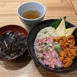 まるきた - 【2023/2】うにねぎとろ丼＋味噌汁(岩海苔)
