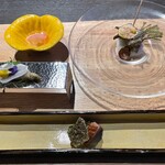 森羅 - 先附（鴨の胡麻がけ、姫さざえの菜種焼き、ワカサギのフリット、カリフラワーのムース）