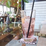 メルシーズカフェ - お野菜たっぷりバーガーのセットの季節のソーダ(クランベリー)混ぜた後