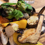 ベジバル チバットリア - 無農薬ハーブ野菜のサラダと、500度の窯で焼いた窯焼き野菜。チバの恵みのベジ盛りランチプレート（バゲット）