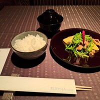 瀬里奈 本店 - お味噌汁と魚沼産コシヒカリご飯、地鶏とセリのＸＯ醤炒めです。