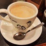 前田珈琲 - スペシャルブレンド龍之助コーヒーと牛乳が1対1のカフェ・オ・レは、深煎りコーヒーの香ばしさとミルクのまろやかさがマッチ！カップのイラストにも和む～