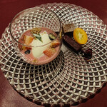 Osteria Incroci - 本日のデザート盛り合わせ
                      　苺のスープ仕立て、ミルクジェラート入り
                      　生チョコ、宮崎県産金柑たまたま、トリュフ入り生キャラメル添え