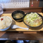 もつ煮と唐揚げの影千代 - もつ煮定食(白)500円　もつ増し増し220円