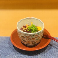 お料理 とみやま - ② 1350円：鯨ユッケ柚子胡椒醤油