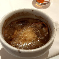 Benoit Alain Ducasse - 牛スネ肉から、３日ほど掛けて作るというオニグラ。
                    昔のモノの方が、コクや深みがより充実していた気がしますが、久しぶりのオニグラ、堪能しました。