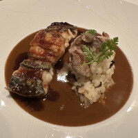 レグリエ - 鰻のポワレ、ソースキュリー。