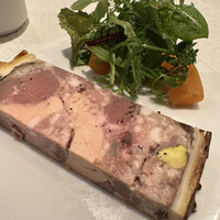 レグリエ - ジビエのパテアンクルートとコンソメジビエ。