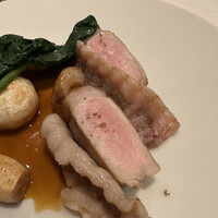 レグリエ - ビゴール豚のロースのロティ、薄切りのグリエ、ジュのソース