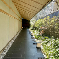 夏下冬上 - 玄関迄の通路