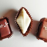フランズチョコレート - グレイ ソルトキャラメル、ホワイトヘーゼルナッツ ダイヤモンドトリュフ、スモーク ソルトキャラメル