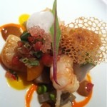 エクアトゥール - 前菜：ラングスティーヌのポアレとスモークしたサンジャック、アンズのソテーギリシャ風ソース