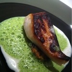 エクアトゥール - お魚：塩麹でマリネしたマナガツオの1ロティ、ニンニクとパセリのソース、サザエとほうれん草のガレット添え