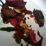 エクアトゥール - お肉：国産ピジョンのロースト、黒胡椒のソースとルブロッションのピューレ