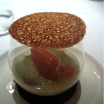 エクアトゥール - デザート：レモングラスでコンポートした桃と紅茶とほおずきの水まんじゅう、マンゴープ
      リンとグァバソルベ