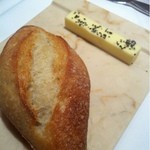 エクアトゥール - パン・バターには黒胡椒