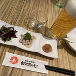 日本酒天国 おにたいじ 酒と肴と男と女 - お通しと乾杯ビール