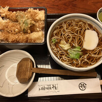 日本橋　本陣房 - 海老天3本とかけ蕎麦　三つ葉が結ばれてる！