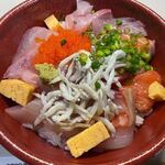 大黒水産 - ぶっかけ海鮮丼は刺身と言うよりぶつ切りの大きな新鮮な魚を使った海鮮丼。
